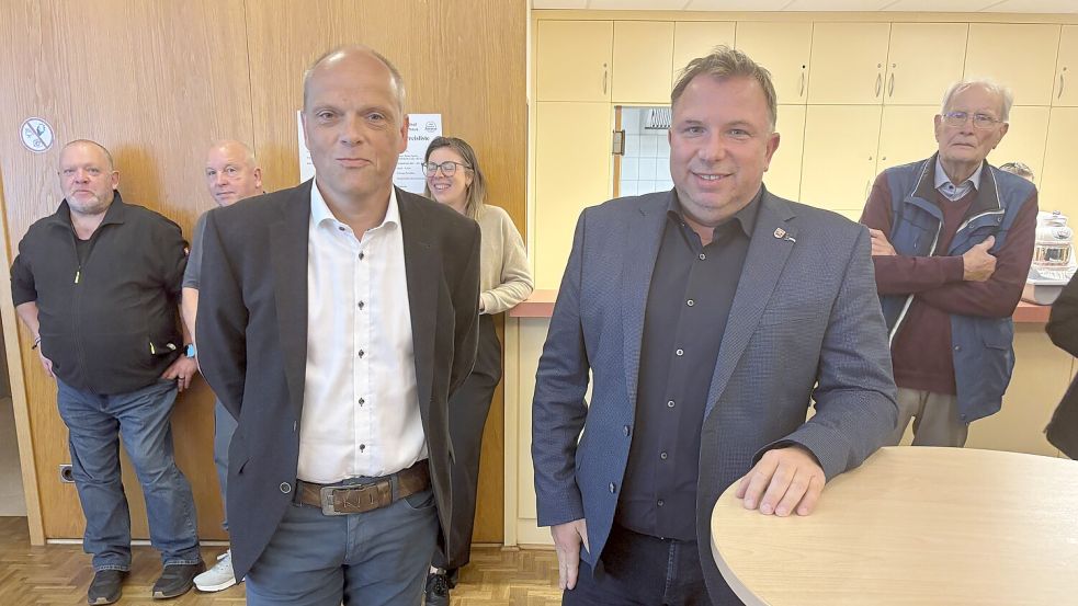 In der Gemeinde Westoverledingen lieferten sich fünf Bürgermeister-Kandidaten einen spannenden Wahlkampf. Seit Sonntagabend steht fest: In zwei Wochen kommt es zu einer Stichwahl. In die zogen die beiden parteilosen Kandidaten Michael Ulrichs (vorne links) und Gerwin Kuhlmann (vorne rechts) ein. Foto: Carsten Ammermann