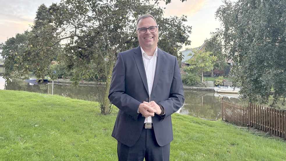 Hat sein Siegerlächeln aufgesetzt: Sascha Ukena (SPD) ist der neue Bürgermeister der Krummhörn. Fotos: Lotta Groenendaal