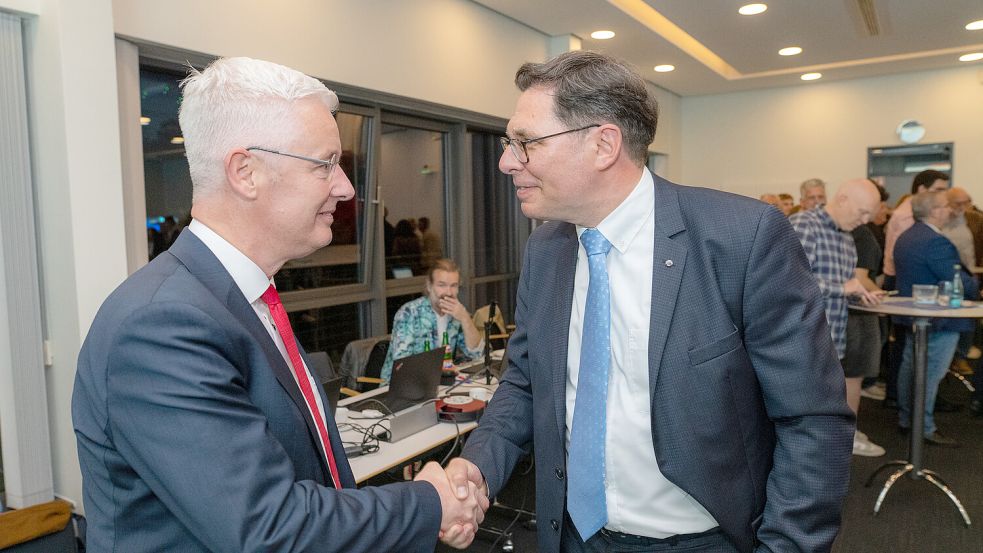 Olaf Bade (rechts) gratuliert bei der Wahlparty im Mariko in Leer dem alten und neuen Landrat Matthias Groote von der SPD. Foto: Klaus Ortgies