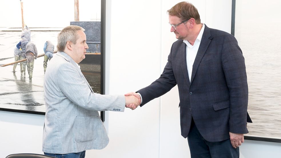 Achim Fischer (links) war einer der Ersten, die Tim Kruithoff zur OB-Wahl gratulierten. Er selbst kam auf Platz zwei wie auch seine Partei im Rat. Fotos: Jens Doden