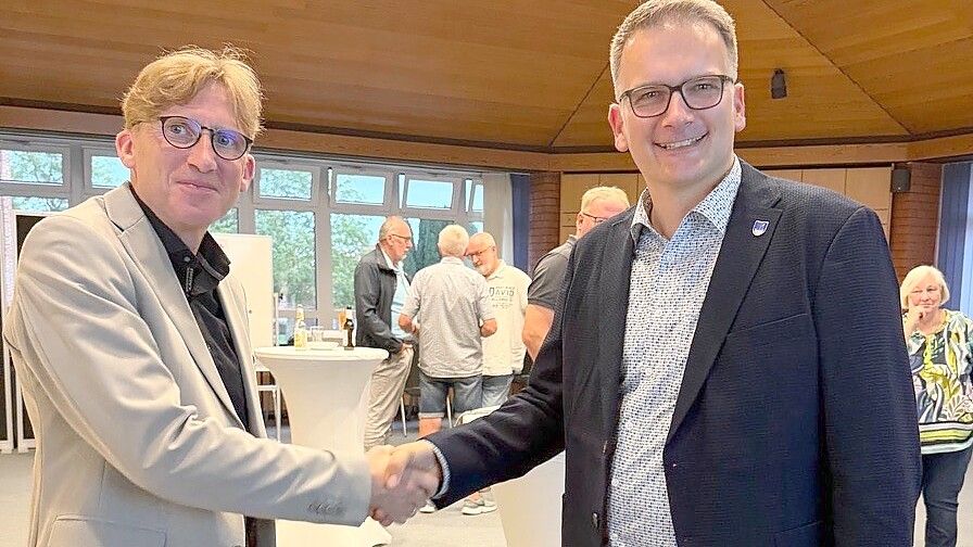 Uwe Sap (rechts) wurde wiedergewählt, sein Stellvertreter Harm-Markus van Vügt gratuliert. Foto: privat