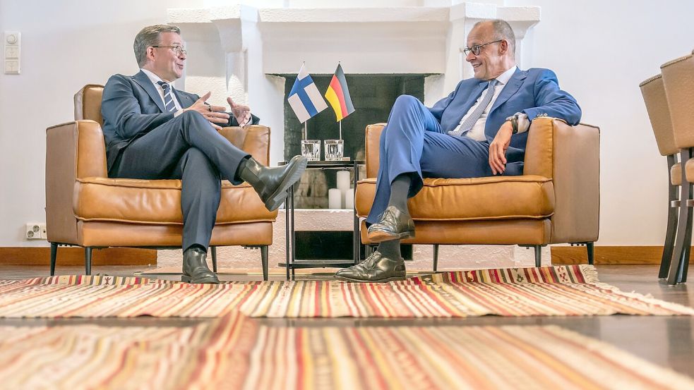 Das Treffen mit dem finnischen Ministerpräsidenten Petteri Orpo (l) war für Kanzler Friedrich Merz der Gipfel-Auftakt. Foto: Michael Kappeler/dpa