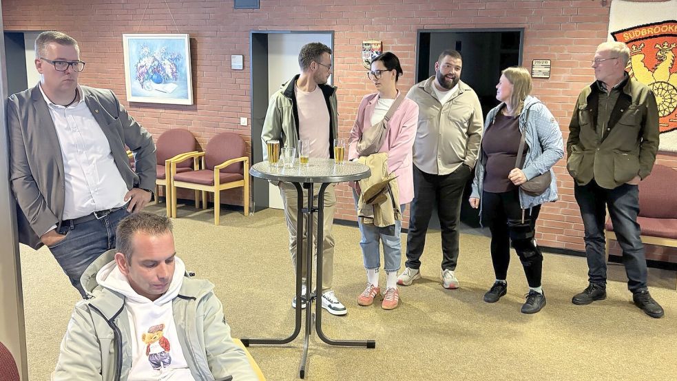 Woran hat es gelegen? In Südbrookmerland wurde am Wahlabend intensiv über das starke Abschneiden der AfD diskutiert, die es aus dem Stand auf weit über 20 Prozent brachte. Foto: Holger Janssen