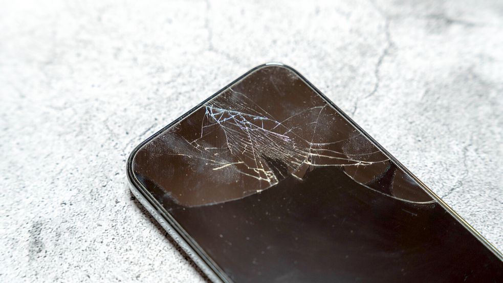 Die meisten Nutzer kaufen sich nach zwei bis drei Jahren ein neues Smartphone, doch eigentlich können die Geräte viel länger halten. Foto: IMAGO/Bihlmayerfotografie