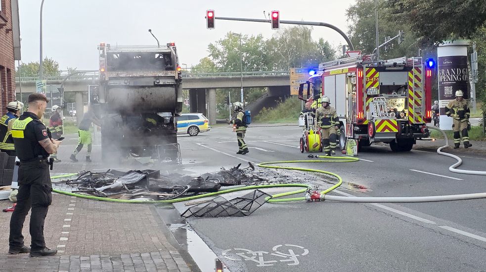 Die Einsatzkräfte rückten in die Augustenstraße in Leer aus. Fotos: Bodo Wolters