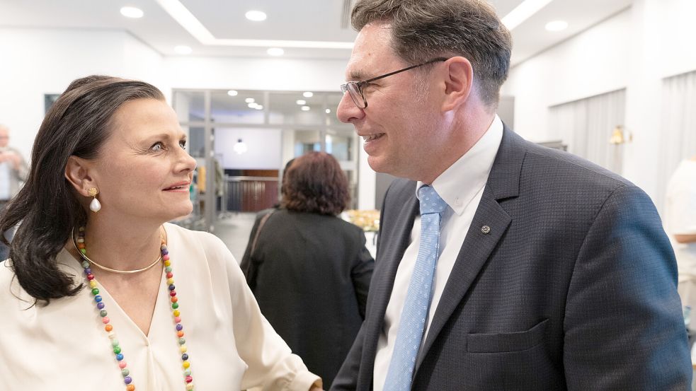 Auch die Bundespolitik war in Leer vertreten: Gitta Connemann (CDU) und Olaf Bade (parteilos) am Wahlabend. Foto: Klaus Ortgies