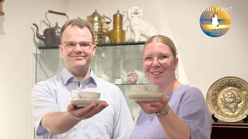 Henning Priet und Kristina Fennen arbeiten im Bünting-Teemuseum. Foto: Eva van Loh