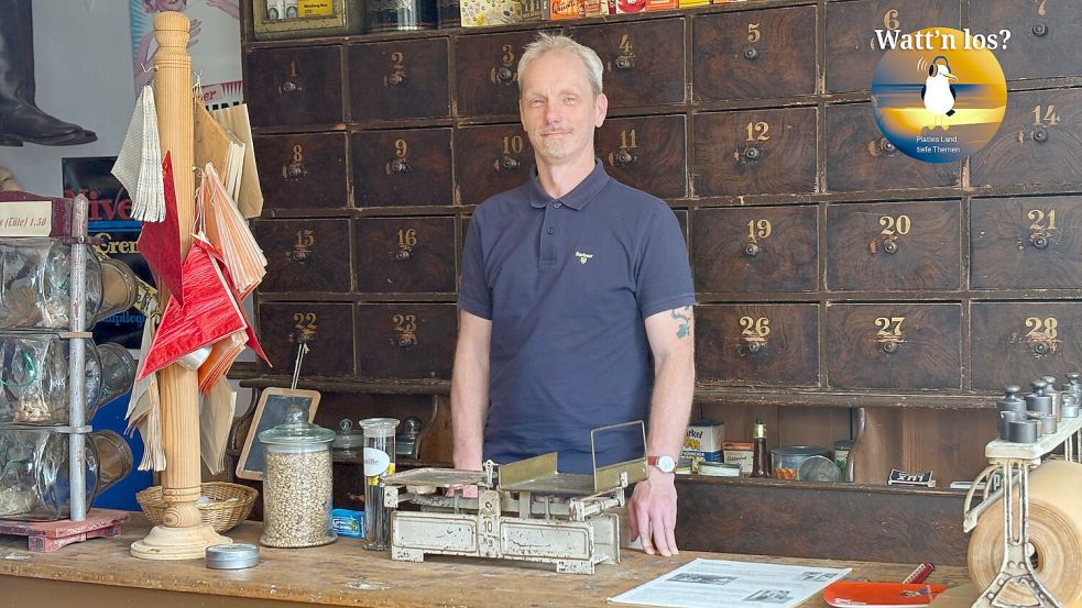 Oliver Freise im alten Tante-Emma-Laden im Heimatmuseum in Leer. Foto: Eva van Loh