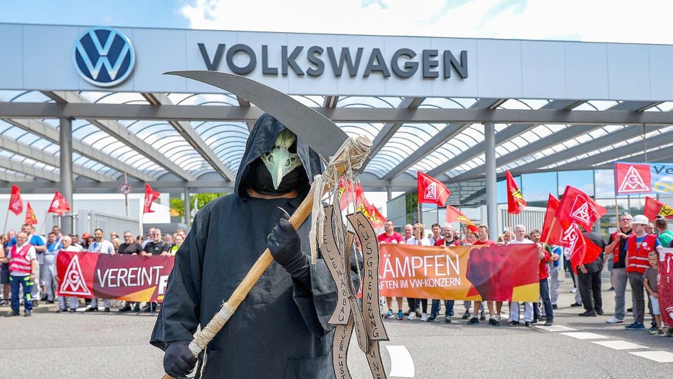 Viele Beschäftigte bei Autoherstellern und Zulieferern bangen um ihre Jobs. Bei Volkswagen ist die Zukunft von vier ganzen Autofabriken ungewiss. (Archivbild) Foto: Jan Woitas