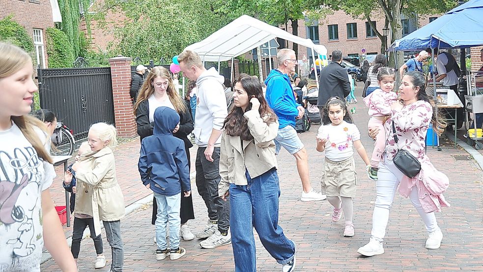 In und vor dem Kinderschutzhaus in Leer waren viele Menschen unterwegs. Foto: Bodo Wolters