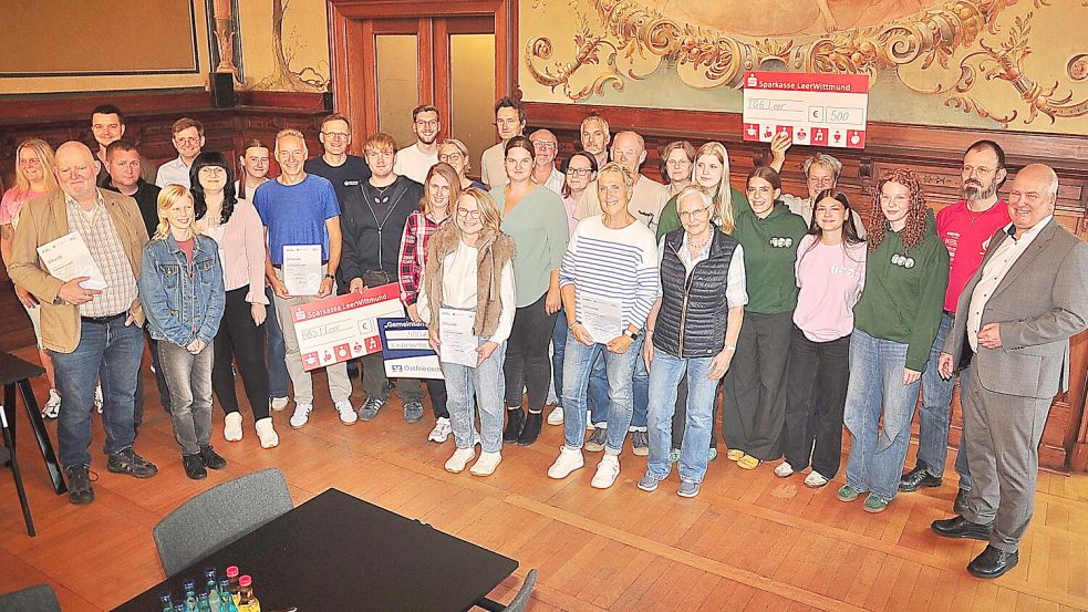 Die fleißigsten Fahrradfahrerinnen, Fahrradfahrer und Team-Vertreter trafen sich zur Preisübergabe im Rathaus. Foto: Bodo Wolters