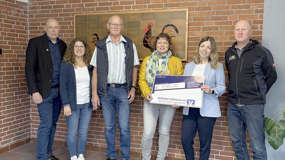 Bürgermeister Erwin Adams, RVB-Filialleiterin Ina Schoon, Reinhard Rademacher und Sandra Bruns (Zuchtverein) sowie Sandra Cassens (RVB) und Günther Siefken (Gemeinde Großefehn) trafen sich zur Scheckübergabe. Foto: privat