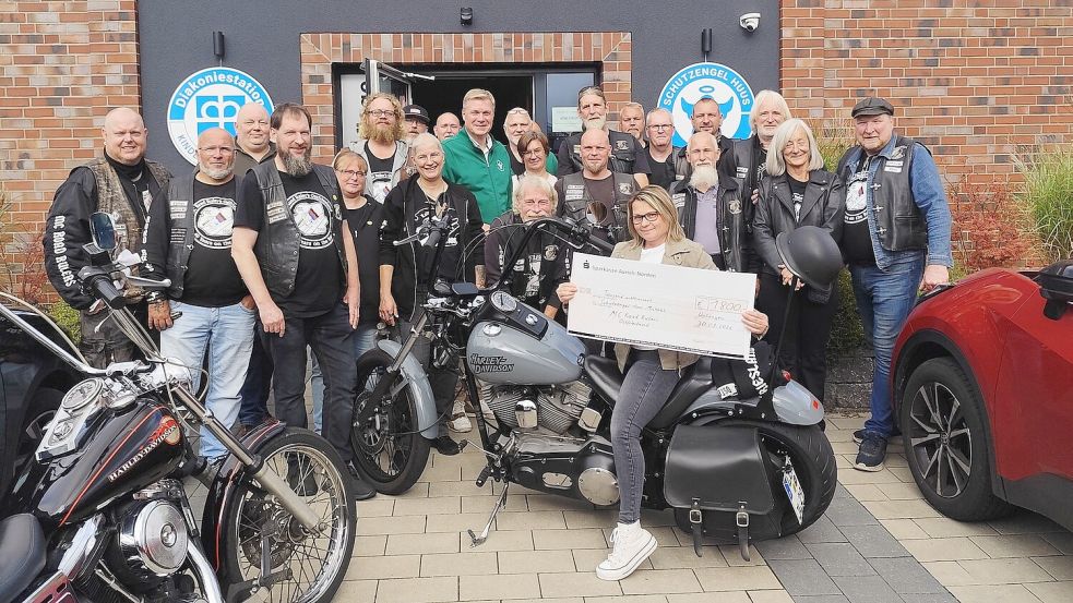 Mitglieder des MC Road Rulers besuchten das Schutzengel-Huus und überreichten einen symbolischen Scheck. Foto: privat