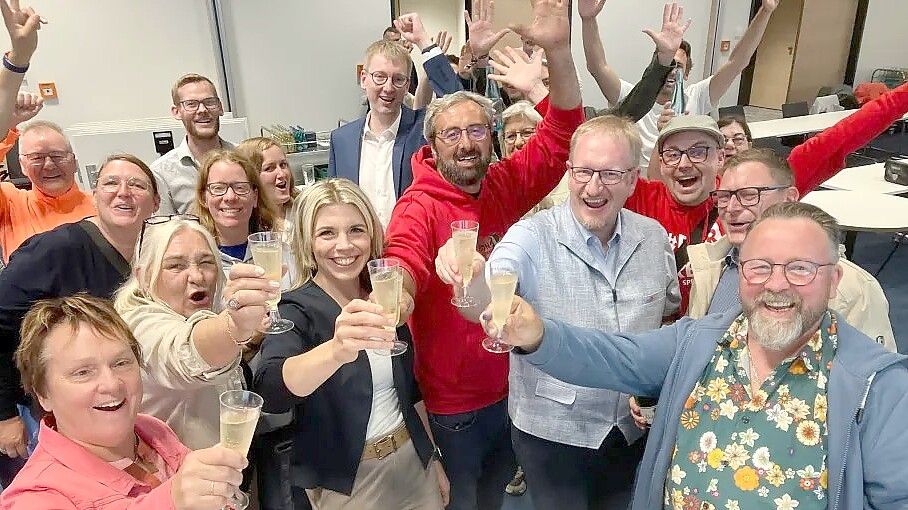 Strahlen und jubeln um die Wette: Parteifreunde um die große Siegerin des Abends bei der Bürgermeisterwahl 2026 in Papenburg, Vanessa Gattung (vorne, Dritte von links). Foto: Gerd Schade