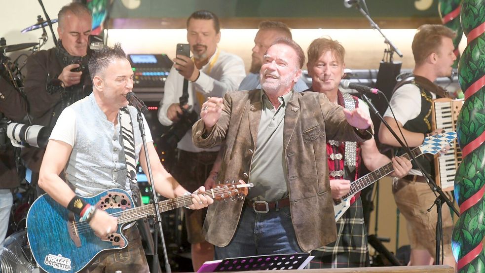 Die Wiesn bringt auch prominente Dirigenten hervor - wie hier Arnold Schwarzenegger (Archiv). Foto: Felix Hörhager