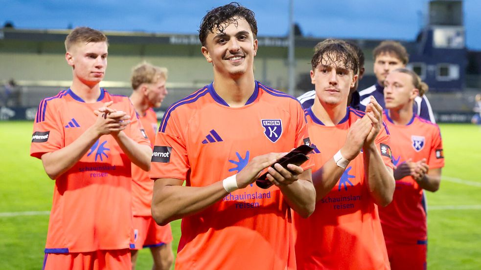 Jamil Najjar (Mitte) spielte zuletzt im defensiven Mittelfeld von Kickers Emden. Es ist nun eine Option, dass er für den rotgesperrten Peer Mahncke in die Innenverteidigung neben Ole Kühling (rechts daben) rückt. Aber auch Jannes Warnken (links) spiel in den Überlegungen des Trainerteams eine Rolle. Foto: Jens Doden, Emden