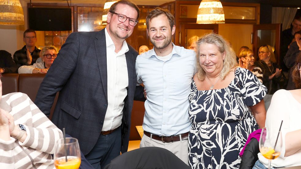 Drei strahlende Gesichter, ein Wahlverlierer: OB-Wahlgewinner Tim Kruithoff (links), Wilke Held und Bürgermeisterin Andrea Risius. Fotos: Jens Doden