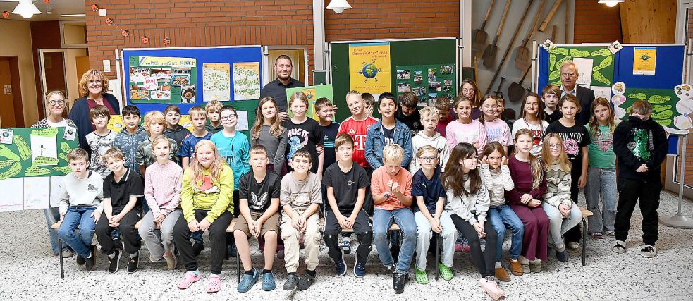 Diese Viertklässlerinnen und Viertklässler der Grundschule Hesel machten sich viele Gedanken über den Klimaschutz und sammelten „Grüne Meilen“. Foto: Melchert Stromann