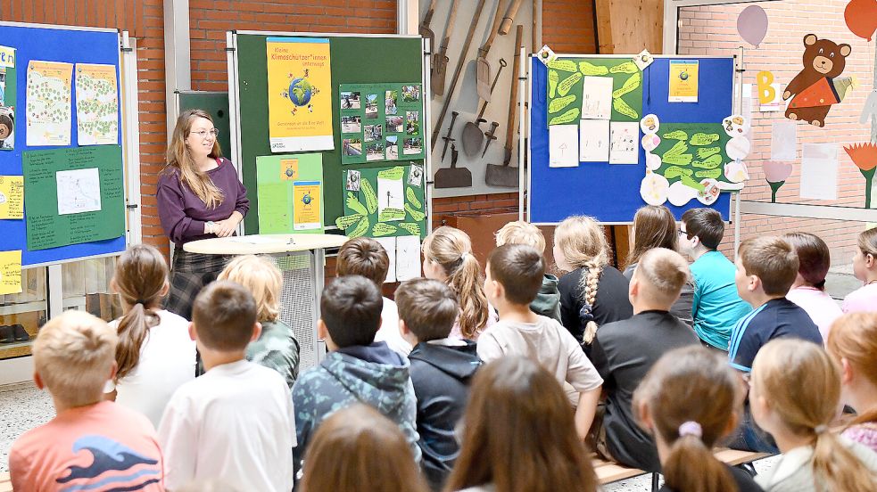Lehrerin Anja Lehmann stellte das Konzept der Aktion und die Arbeiten der Heseler Schülerinnen und Schüler vor. Foto: Melchert Stromann
