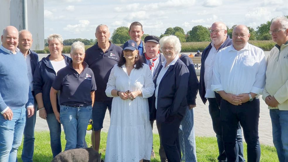 Vereinsmitglieder, MdB Gitta Connemann (Mitte, mit Kappe) sowie weitere Ehrengäste nahmen den neuen Steg an der Leda in Betrieb. Foto: privat