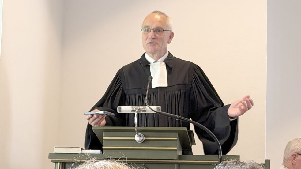 Eberhard Hündling predigt beim Gottesdienst zu seiner Verabschiedung. Foto: Cornelia Plenter
