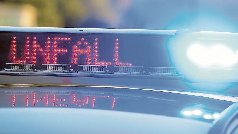 Ein Streifenwagen der Polizei ist am Sonntag in einem Unfall in Aurich verwickelt gewesen. Symbolfoto: Stefan Puchner/dpa