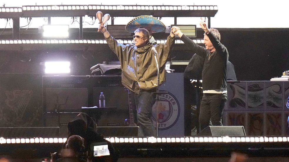 Ein nach wie vor ungewohntes Bild: Liam und Noel Gallagher Hand in Hand auf der Bühne. (Archivbild) Foto: Eduardo Verdugo/AP/dpa