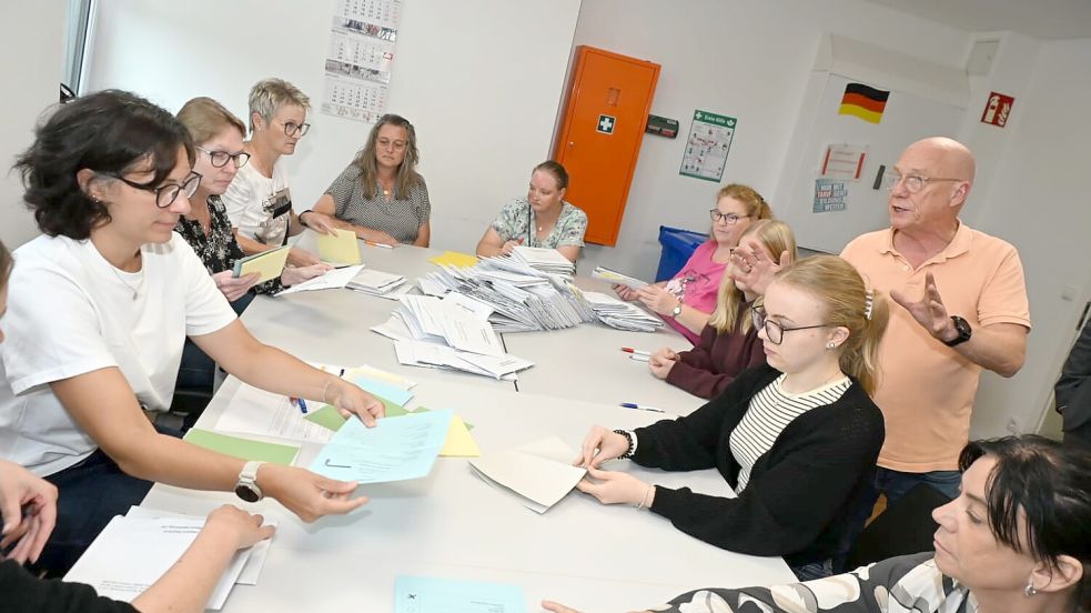 Fleißige Wahlhelferinnen und Wahlhelfer zählten in den 24 Wahllokalen in der Krummhörn die Stimmen aus. Foto: Heinz Wagenaar