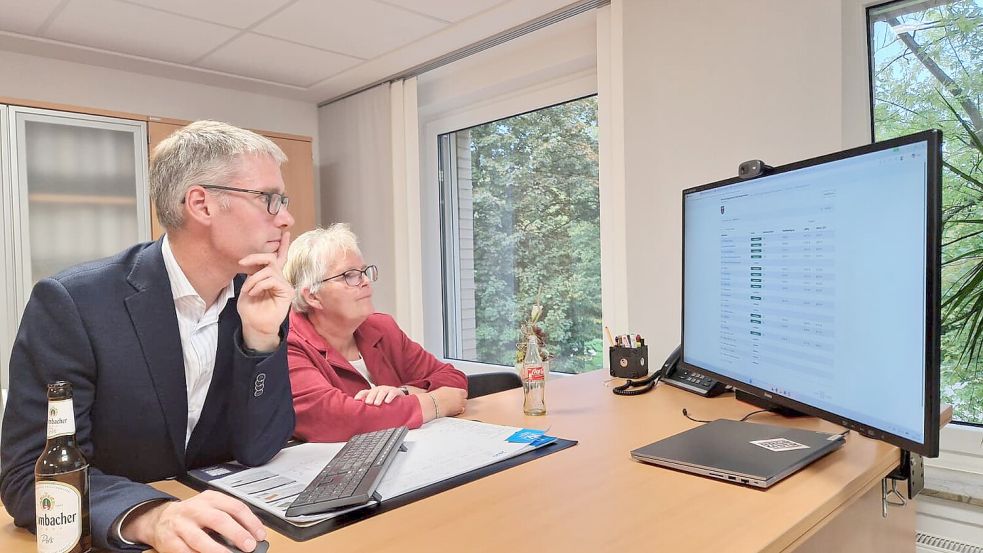 Bürgermeister Heiko Abbas (CDU) und Hildegard Hinderks verfolgten im Rathaus in Weener am Monitor die Entwicklung der Wahlergebnisse. Foto: Wiebke Rose