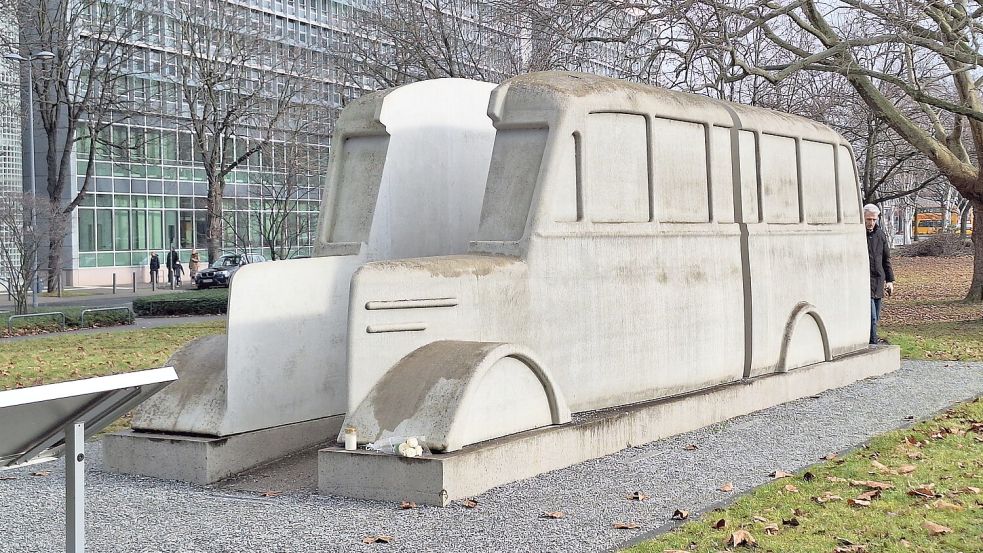 Das mobile Denkmal soll die Erinnerung in die betroffenen Regionen bringen. Ein festes Denkmal der Grauen Busse gibt es in Köln-Deutz. Foto: Sabine Eilert