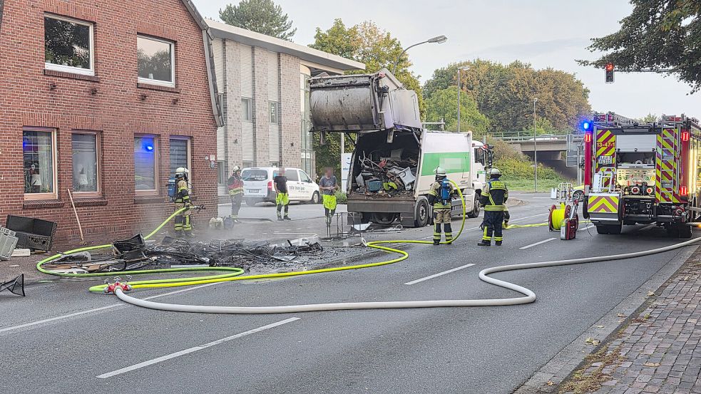 Die Einsatzkräfte rückten in die Augustenstraße in Leer aus. Foto: Bodo Wolters