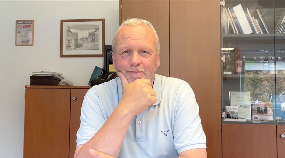 Bürgermeister Uwe Redenius (parteilos) am Wahlabend in seinem Büro im Hinteraner Rathaus. Darüber, wie es für ihn nach dem Amtswechsel weitergeht, hat er sich schon Gedanken gemacht. Foto: Lotta Groenendaal