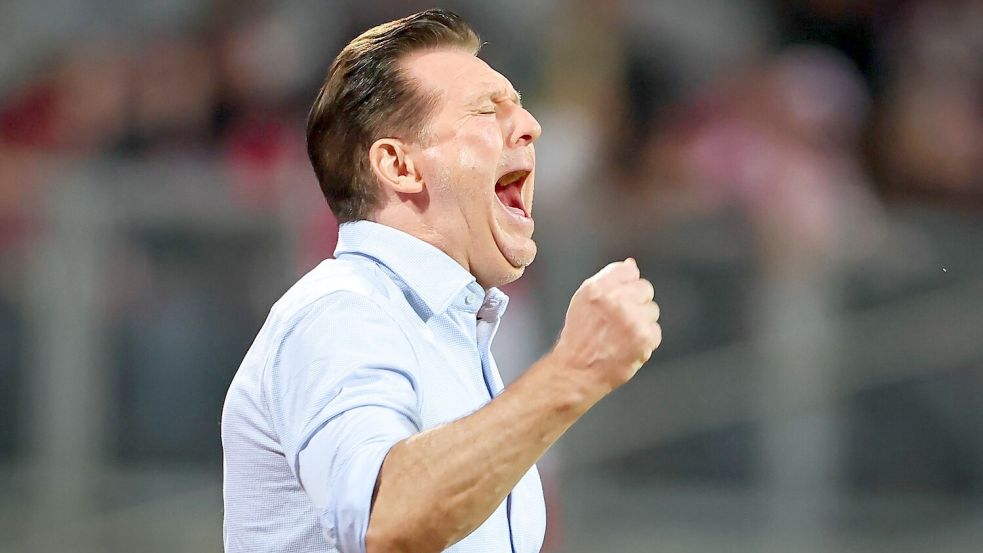 Christian Titz bei der 1:2-Niederlage von Hannover 96 in Nürnberg. Foto: Daniel Karmann