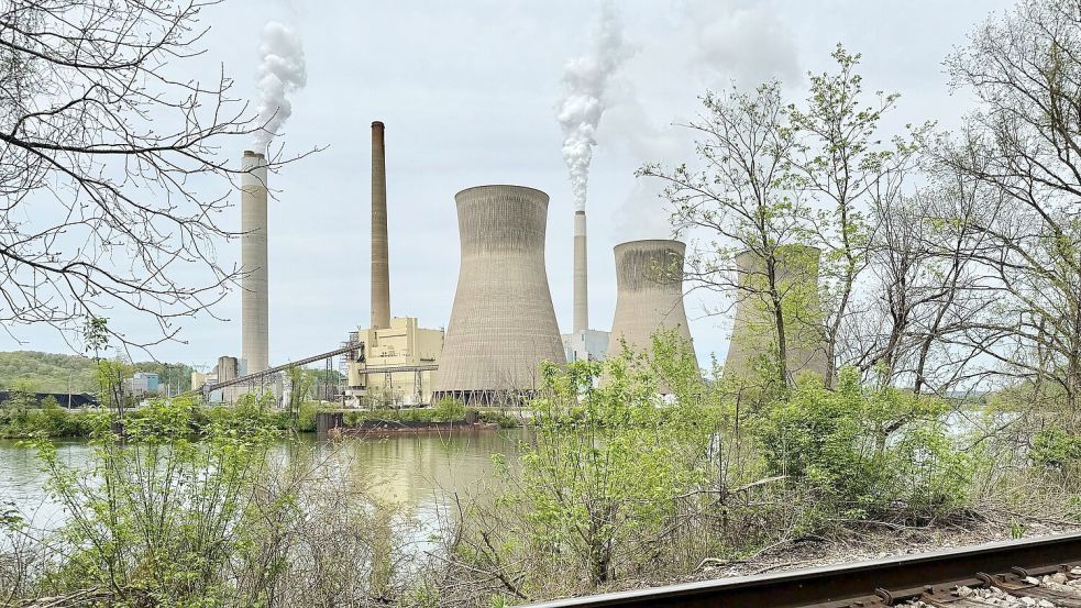 Die USA heben Vorschriften zum Ausstoß klimaschädlicher Treibhausgasemissionen auf. (Archivbild) Foto: John Raby/AP/dpa