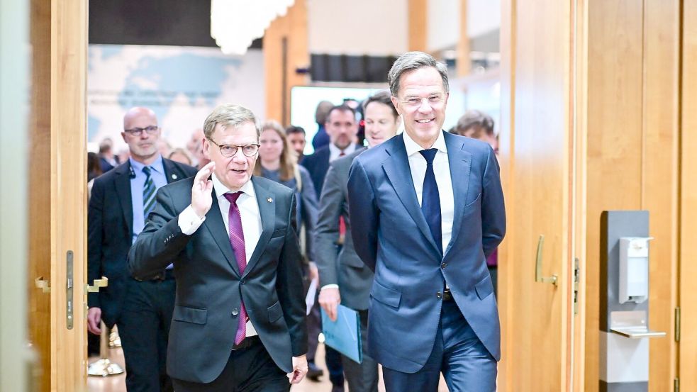 Sah in Russlands Kurs zuletzt Verzweiflung wegen ausbleibender Erfolge im Ukraine-Krieg: Nato-Generalsekretär Mark Rutte (r) - hier bei einem Treffen mit Bundesaußenminister Johann Wadephul. (Archivbild) Foto: Sebastian Gollnow/dpa