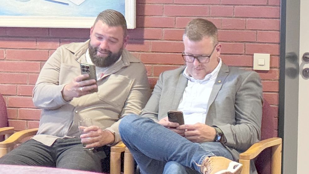 Verwunderung, Enttäuschung, Unverständnis: Daniel Röpkes (links) und Hange Ukena (beide BSBL) schafften es zwar erneut in den Gemeinderat. Dort sind sie aber künftig die beiden einzigen Vertreter ihrer Wählergruppe. Foto: Holger Janssen