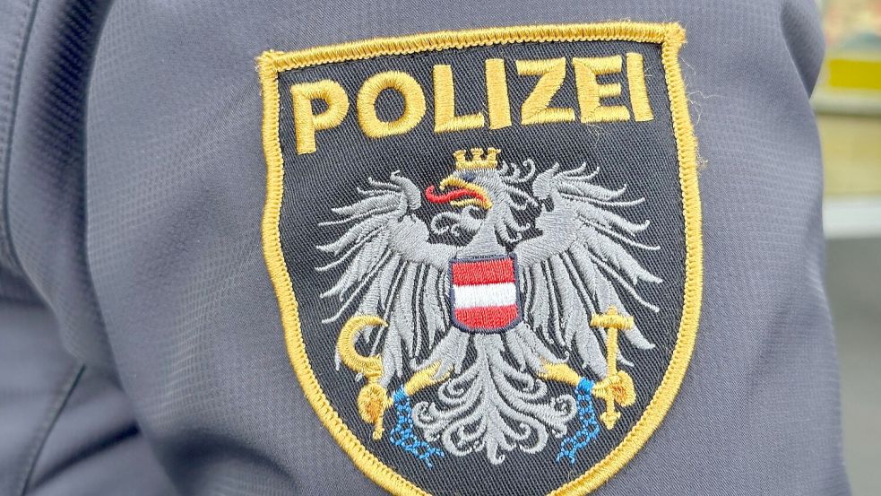 Laut der Polizei stürzte der Mann über einen steilen, felsigen Hang ab. (Symbolbild) Foto: Matthias Röder/dpa