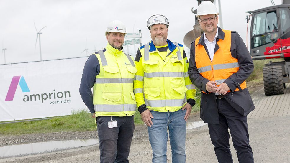 Auf der Baustelle trafen sich (von links) Marten Prüß, Michael Hegmanns (beide Amprion) mit Oberbürgermeister Tim Kruithoff. Foto: Tobias Bruns Media