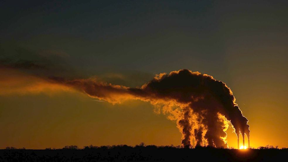 Ein Kohlekraftwerk im US-Bundesstaat Kansas. Die USA gehören zu den weltweit größten Verursachern von Treibhausgasen. (Archivbild) Foto: Charlie Riedel/AP/dpa