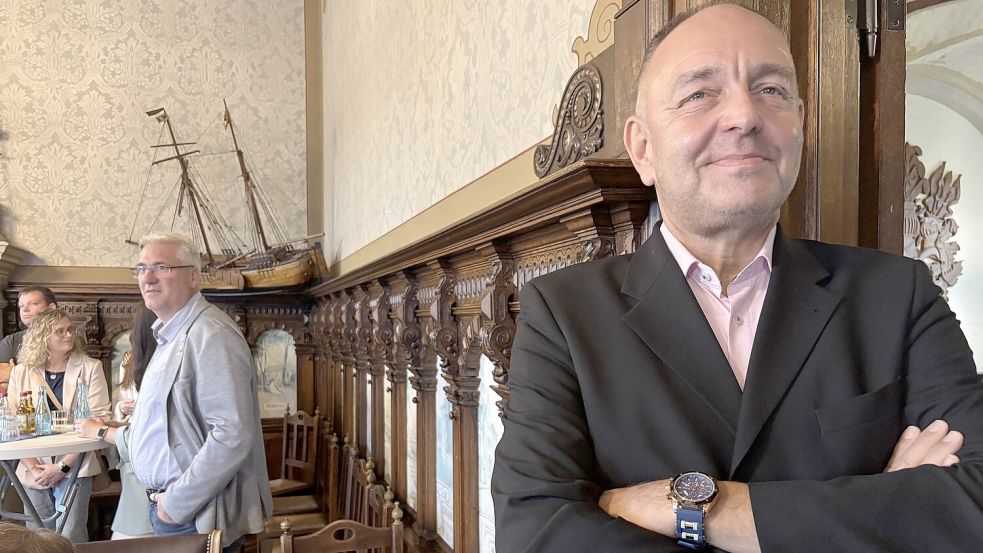 Stephan Bünting bewarb sich für die FDP um den Landratsjob in Wittmund. Hier verfolgt er die Ergebnisse der Auszählungen am Wahlabend im Kreishaus. Foto: Imke Oltmanns