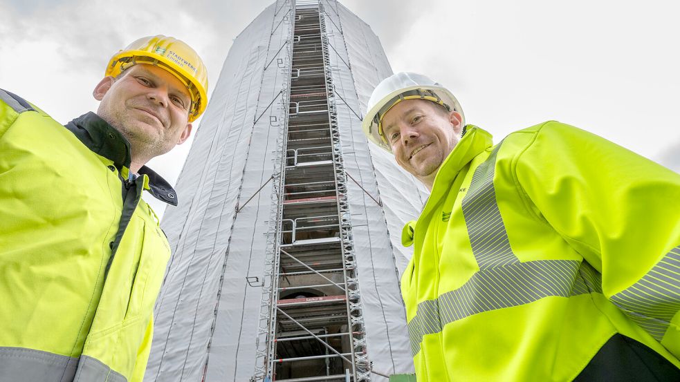 Sie begleiten die Sanierungsarbeiten am Wasserturm: SWE-Sprecher Andreas Polle (links) und SWE-Facility-Manager Carsten Gilberg. Fotos: Klaus Ortgies/Archiv