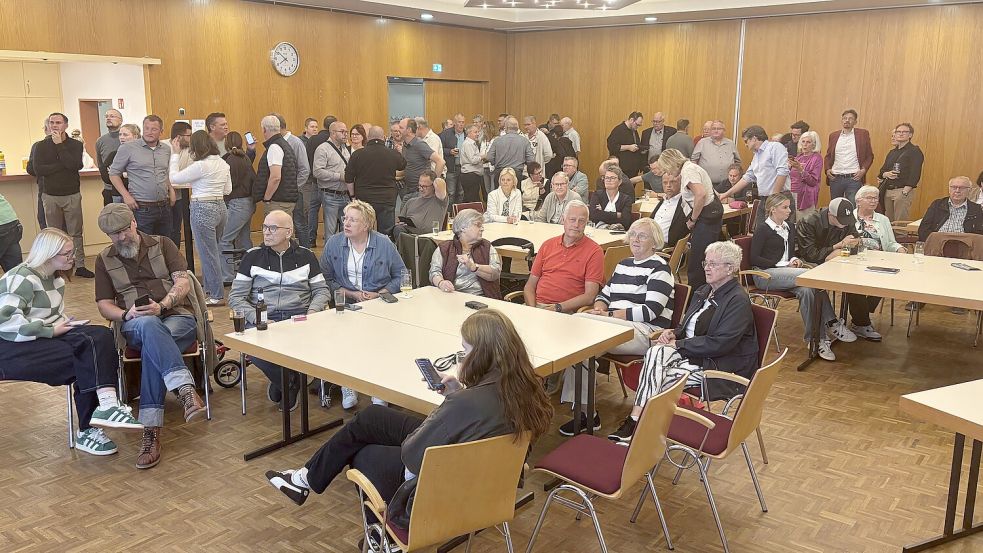 Sehr viele Interessierte verfolgten am Sonntagabend, 13. September 2026, im Rathaus in Ihrhove den Ausgang der Kommunalwahlen. Foto: Carsten Ammermann