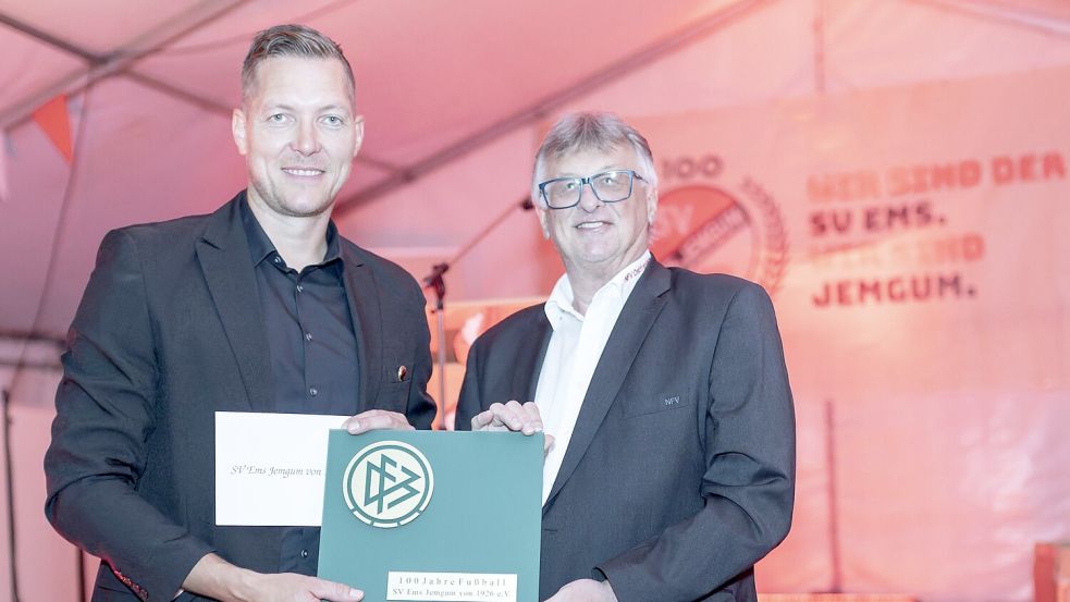 Vorsitzender Carsten Voß (links) bedankt sich bei Winfried Neumann für den Gruß zum 100-jährigen Bestehen. Foto: privat