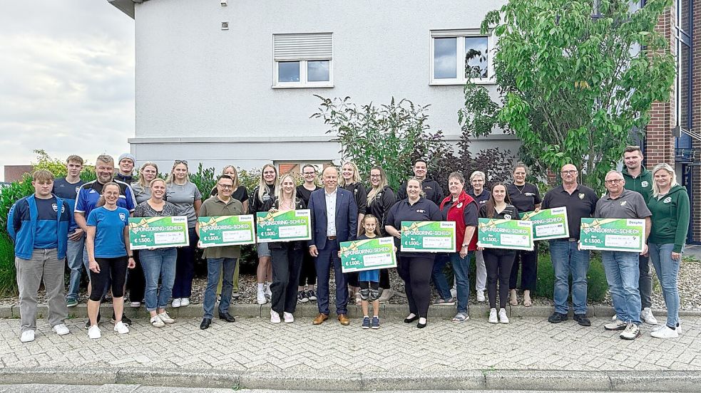 Das Foto zeigt die Vertreterinnen und Vertreter der begünstigten Vereine mit ihren Präsentationsschecks beim Treffen auf dem Firmengelände. Foto: Doepke