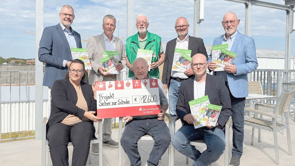 Vertreter der Verkehrswachten präsentieren Lernmaterialien und Fördersumme. Foto: privat