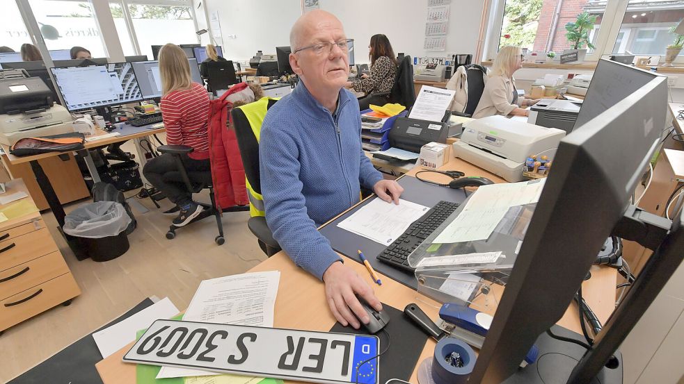 Mitarbeiter Helmut Loger bearbeitet im Großraumbüro einen Antrag. Foto: Klaus Ortgies/Archiv