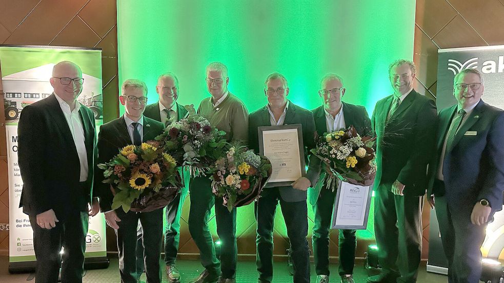 Acht Männer und vier Blumensträuße: (von links) Udo Brake, Genossenschaftsverband Weser-Ems, Renke Schröder, Geschäftsführendes Vorstandsmitglied RWG Ammerland-Ostfriesland, Hergen Eilers, Vorstandsvorsitzender RWG AOF, Jan-Gerd Sommer, Hermann Fugel, Ralf Meiners, Rolf Dreesman, Aufsichtsratsvorsitzender RWG AOF sowie Hermann Mammen, Geschäftsführendes Vorstandsmitglied RWG AOF. Foto: RWG Ammerland-Ostfriesland