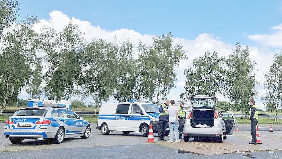 Fahrzeuge, die den Beamten irgendwie verdächtig vorkommen, werden auf dem Rastplatz herausgewunken und kontrolliert. Foto: Tatjana Gettkowski/Archiv
