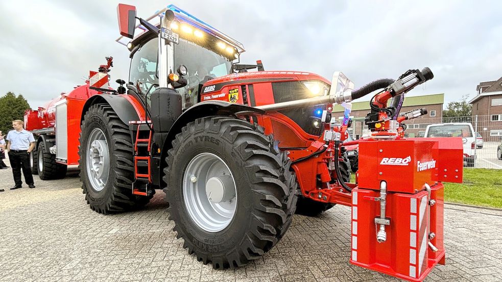 Die Freiwillige Feuerwehr Wiesmoor hat ein Jahr lang den ersten speziell für den Brand- und Katastrophenschutz entwickelten Traktor getestet. Foto: Nicole Böning/Archiv
