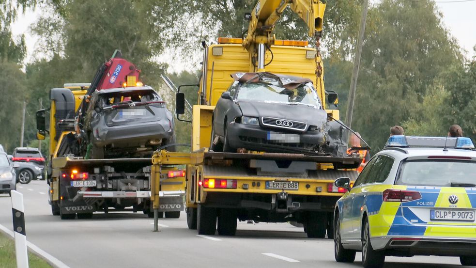 Zwei Wagen mussten nach dem Unfall abgeschleppt werden. Foto: Daniel Grüneke